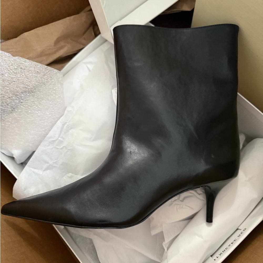 SCHUTZ Black Heeled Boots Sleek Design